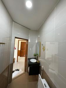 a bathroom with a sink and a toilet at Quê Tôi 2 Hotel in Soc Trang