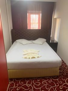 sypialnia z łóżkiem z białym szlafrokiem w obiekcie Altunlar apart 1 w mieście Altındağ
