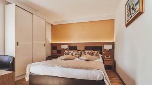 1 dormitorio con 1 cama grande y 2 lámparas en Hotel Cittar, en Novigrad Istria