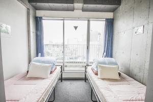 Pokój szpitalny z 2 łóżkami i oknem w obiekcie Sakura Hostel Asakusa w Tokio