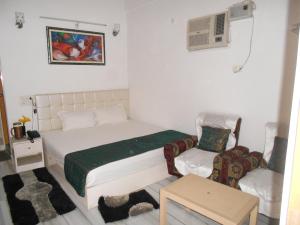 Postel nebo postele na pokoji v ubytování DS Residency Varanasi-Prime Location-Parking