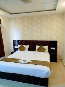 Llit o llits en una habitació de Neelkanth Hotel