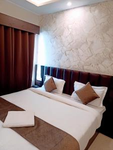 Llit o llits en una habitació de Neelkanth Hotel