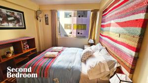 - une petite chambre avec un lit et une fenêtre dans l'établissement Kuntur Wasi: Super Cómodo, iluminado y céntrico, à Cusco