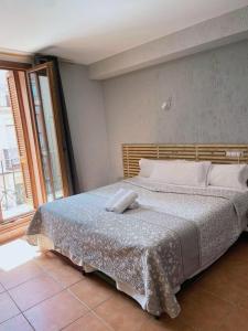 um quarto com uma cama grande e uma cabeceira em madeira em Hotel Acebo Plaza Mayor em Jaca