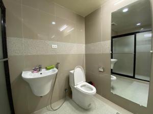 uma casa de banho com um WC e um lavatório em Tessie's Home Stay Bed & Breakfast em Puerto Princesa