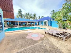 uma imagem de uma villa com piscina em Blue Beach Bungalow em Bang Saphan Noi