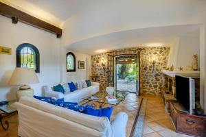- un salon avec des canapés blancs et une télévision dans l'établissement Villa Provenzale Clos de Minerve, à Juan-les-Pins