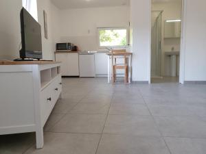 Η κουζίνα ή μικρή κουζίνα στο Logement confortable au cœur d'un village paisible