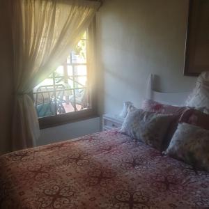 1 dormitorio con 1 cama grande y ventana en IRMAS FARMSTAY AT NUYVALLEY GUESTFARM, en Nuy