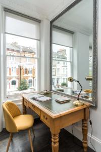 an office with a desk and a mirror at Stylish 2 bedroom at Hammersmith in London