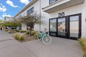 ein Fahrrad, das vor einem Gebäude geparkt ist in der Unterkunft Santa Fe Baca Railyard Loft! in Santa Fe