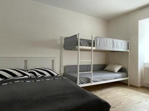 ein Schlafzimmer mit zwei Etagenbetten und einem Bett in der Unterkunft Cosy flat in High Tatras in Starý Smokovec