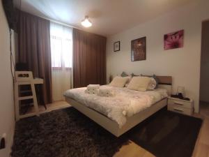 Un pat sau paturi într-o cameră la Apartments Emi & Nini