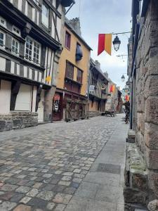 ディナンにあるAppartement centre historique Ferreolの旧市街の石畳の通り +12枚の写真