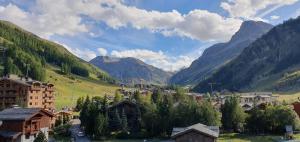 a town in a valley with mountains in the background at Appartement Solaise Plein Sud By Valdiski in Val dʼIsère
