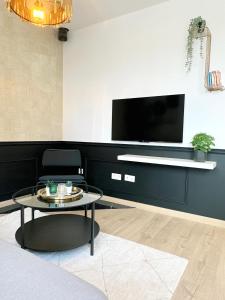 En tv och/eller ett underhållningssystem på Sacré appartement/Jardin/Parking/Wifi