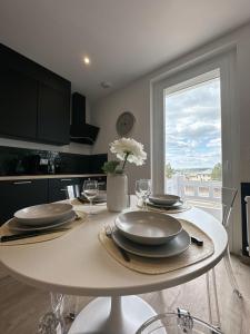 - une cuisine avec une table et des verres à vin dans l'établissement Sacré appartement/Jardin/Parking/Wifi, à Rodez