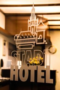 una pegatina de un hotel en una ventana en Stadthotel, en Constanza