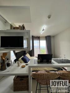 ein Wohnzimmer mit einer Küche und einem Laptop auf der Theke in der Unterkunft Condo with resort-like living, everyday in Lapu Lapu City