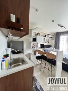 eine Küche mit einer Spüle und einer Arbeitsplatte in der Unterkunft Condo with resort-like living, everyday in Lapu Lapu City