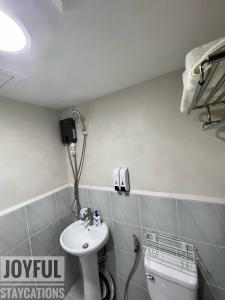 ein Bad mit einem Waschbecken und einem WC in der Unterkunft Condo with resort-like living, everyday in Lapu Lapu City