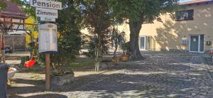 un letrero de la calle en un poste al lado de un edificio en Pension Hochheimer Schlösschen, en Erfurt