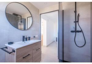 W łazience znajduje się umywalka i lustro. w obiekcie costa sur w mieście Vinarós