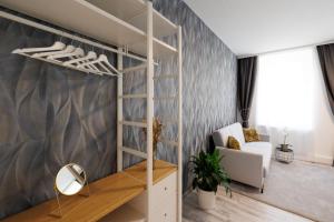 - un salon avec une étagère et un canapé dans l'établissement #16 Relax Apartment Prater/Messe, à Vienne
