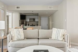 Una sala de estar con un sofá y una cocina. en Hollywood 2BR w Gym Pool Lounge nr the 101 LAX-730, en Los Ángeles