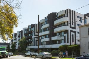 Un edificio alto con coches aparcados delante. en Hollywood 2BR w Gym Pool Lounge nr the 101 LAX-730, en Los Ángeles