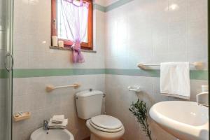 y baño con aseo y lavamanos. en Glorious Residence Le Pavoncelle one Bedroom sleeps four child num1450 en Santa Teresa Gallura