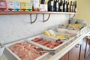 Makanan di atau berdekatan hotel