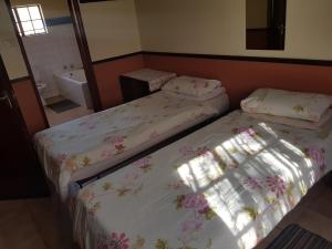 Postel nebo postele na pokoji v ubytování Marlothi Chalets