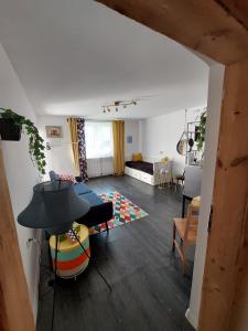 uma sala de estar com um sofá e uma mesa em Rooms Silesia em Katowice