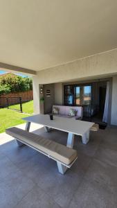ein Wohnzimmer mit 2 Tischen und einem Sofa in der Unterkunft 25 On Rooiels in Hartenbos