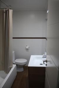 Ένα μπάνιο στο Casa Vistas Laredo +43 φωτογραφίες