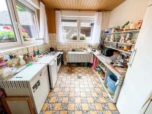 eine kleine Küche mit Fliesenboden in der Unterkunft Hotel Bollerott in Selm