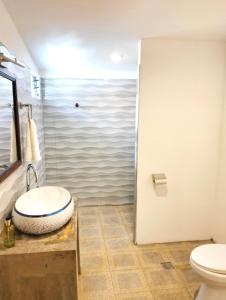 een badkamer met een wastafel en een toilet bij The Gabayan Riviera in Siquijor