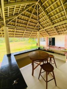 una mesa y dos taburetes en una habitación en Zerai private villa wayanad, en Vythiri