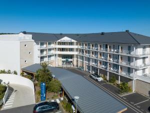 an aerial view of a hotel with a parking lot at Golden Tulip La Baule in La Baule