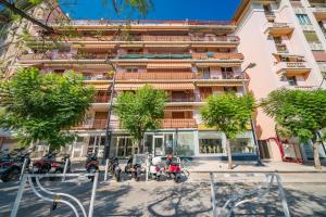 un edificio con motocicletas estacionadas frente a él en Gare de Monaco à 1 min - AU, en Beausoleil