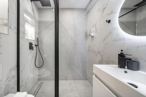 a bathroom with a shower and a sink at 1mn Gare de Monaco - Joli appartement - AU in Beausoleil