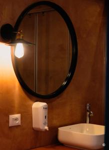 bagno con lavandino e specchio di Kronos Hotel a Durrës