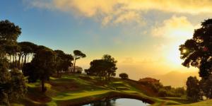 una pintura de un campo de golf con un estanque en Studio by Casa da Quinta en Funchal
