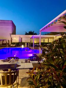 uma vista para uma piscina à noite em B&B Casanova em Minervino di Lecce
