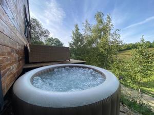 a large hot tub sitting next to a building at Coniferis in Tomnatic