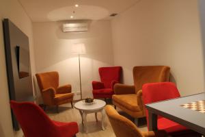 a waiting room with chairs and a table at Hotel José Régio in Portalegre