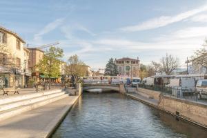 Výhled na řeku, která protéká v blízkosti kempu + 9 fotografií