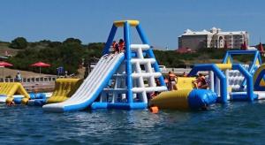 um parque aquático com um escorrega aquático na água em Tiptol Couple's Retreat em Jeffreys Bay